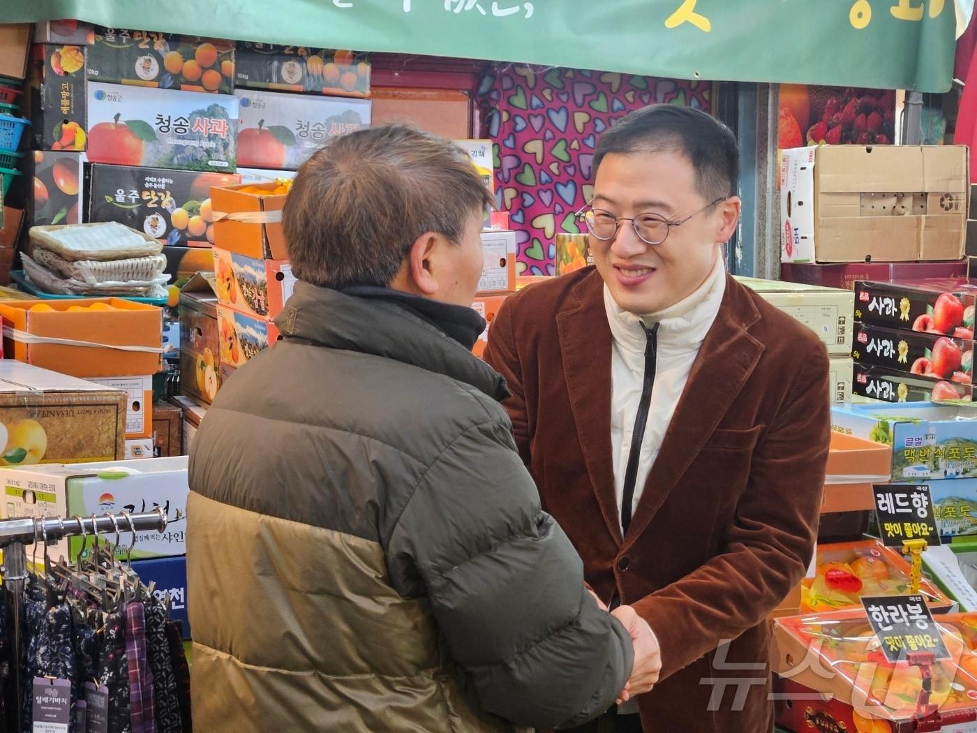 김상욱 국민의힘 울산시당위원장은 지난 25일과 26일 양일간 신정시장 및 수암시장을 방문해 시장 민심 점검에 나섰다.(국민의힘 울산시당 제공)