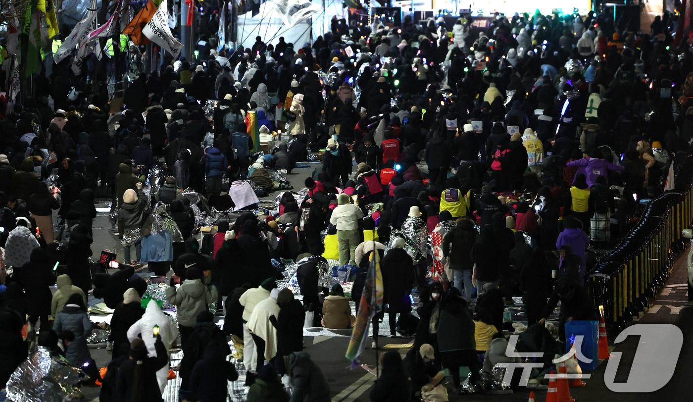 4일 오전 서울 용산구 대통령 관저 인근에서 민주노총 조합원들이 윤석열 대통령에 대한 체포·탄핵 찬성 집회를 하고 있다. 2025.1.4/뉴스1 ⓒ News1 임세영 기자