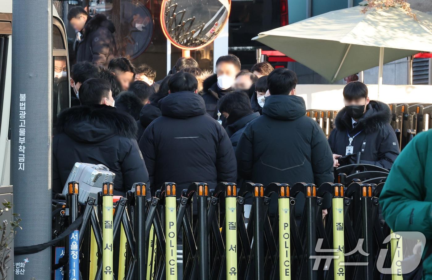 4일 오전 서울 용산구 대통령 관저 앞이 분주한 모습을 보이고 있다. 지난 3일 윤석열 대통령에 대한 체포 영장을 집행한 고위공직자범죄수사처는 대통령 관저 경내에서 안전상 이유로 집행을 중지하고 돌아섰다. &#40;사진은 기사 내용과 무관함&#41; 2025.1.4/뉴스1 ⓒ News1 임세영 기자