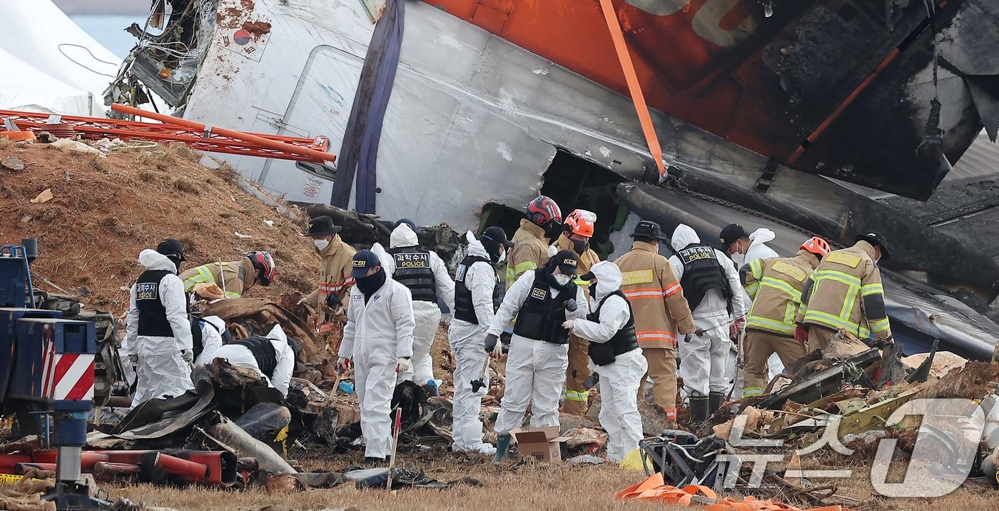 제주항공 여객기 참사 7일째인 4일 전남 무안군 무안국제공항 참사 현장에서 경찰 과학수사대와 소방대원들이 제주항공 7C2216편 여객기 사고 기체 주변 잔해 수색을 하고 있다. 2025.1.4/뉴스1 ⓒ News1 김진환 기자