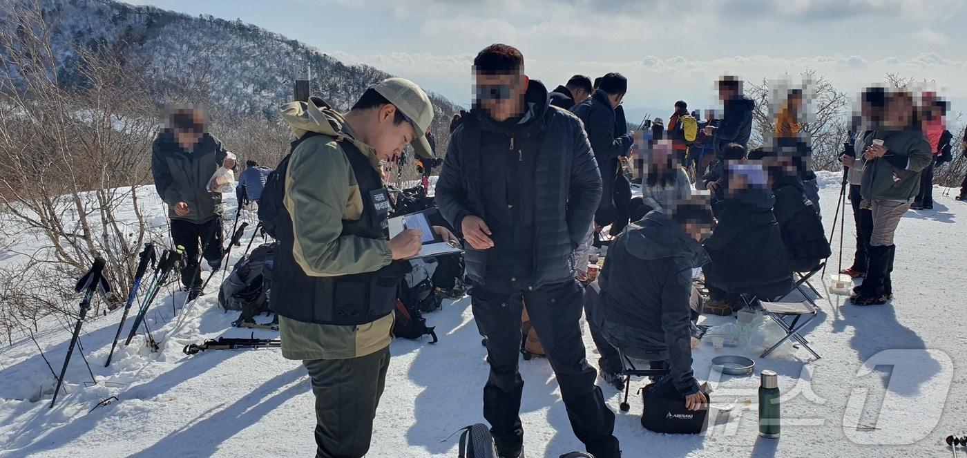 오대산국립공원사무소 특별사법경찰이 자연공원법 금지행위&#40;취사행위&#41;를 위반한 탐방객을 단속하고 있다.&#40;오대산국립공원사무소 제공&#41;