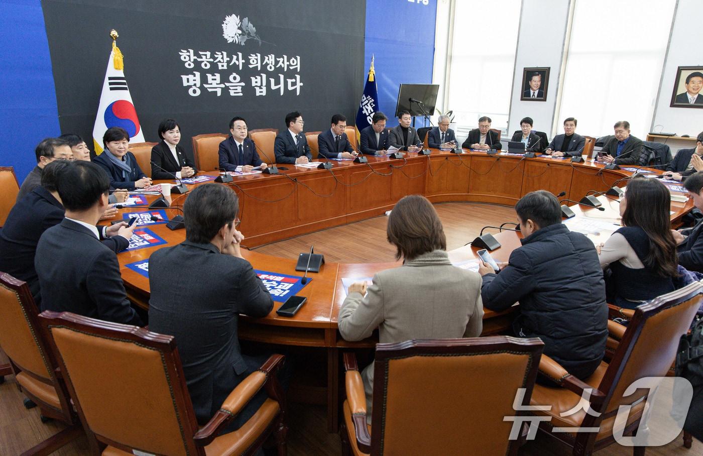 더불어민주당 박찬대 국회 운영위원회 위원장과 법제사법위원회 위원, 행정안전위원회 위원들이 4일 오전 서울 여의도 국회에서 합동 비상연석회의를 하고 있다. 2025.1.4/뉴스1 ⓒ News1 이재명 기자