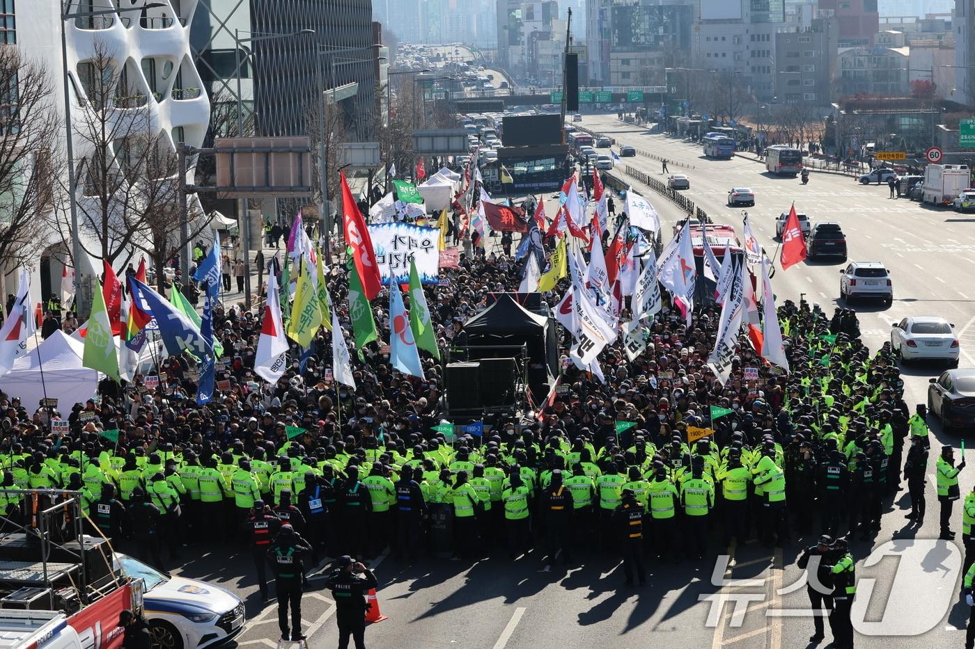 4일 오전 서울 용산구 대통령 관저 인근에서 윤석열 대통령 체포·탄핵 찬성 집회에 나선 민주노총 관계자들이 관저 방향으로 행진을 시도하자 경찰이 제지하고 있다. 2025.1.4/뉴스1 ⓒ News1 황기선 기자