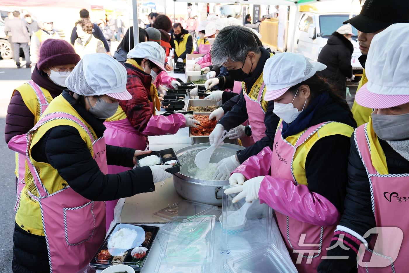 무안 제주항공 여객기 참사 일주일째를 맞은 4일 전남 무안국제공항 주차장에서 광주남구자원봉사센터 회원들이 유족과 자원봉사자들을 위한 급식 봉사를 하고 있다. 2025.1.4/뉴스1 ⓒ News1 오대일 기자