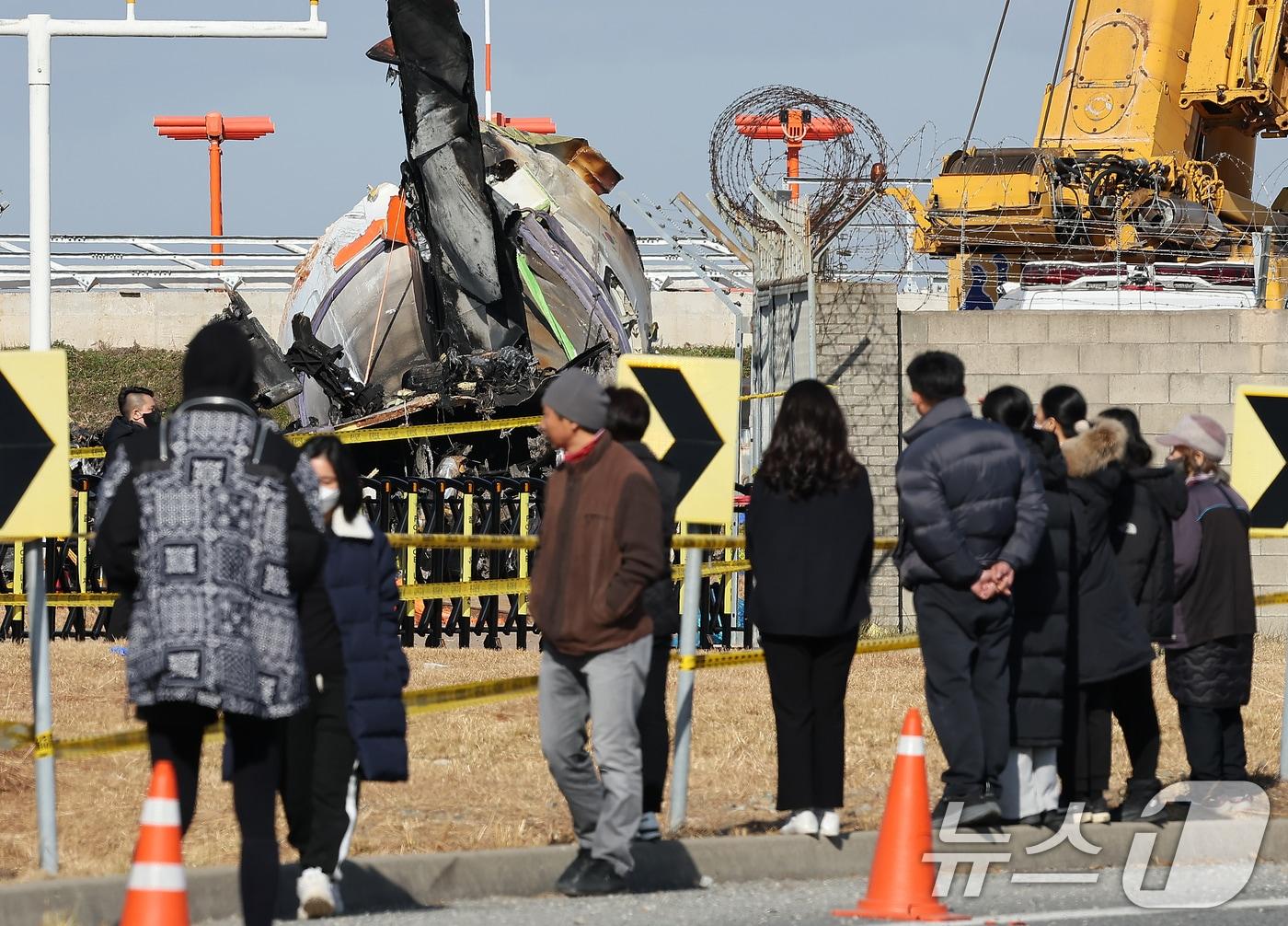 제주항공 여객기 참사 국가 애도 기간 마지막 날인 4일 오후 전남 무안국제공항 제주항공 여객기 참사 현장을 찾은 시민들이 사고 여객기를 바라보고 있다. 2025.1.4/뉴스1 ⓒ News1 김진환 기자