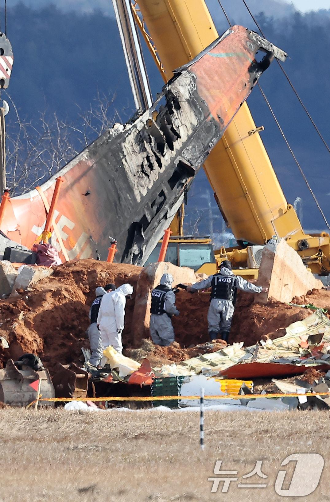 제주항공 여객기 참사 7일째인 4일 오후 전남 무안국제공항 참사 현장에서 항공·철도사고 조사위원회&#40;ARAIB&#41; 관계자들이 제주항공 7C2216편의 엔진이 파묻혀있던 로컬라이저&#40;방위각시설&#41; 둔덕을 살펴보고 있다. 2025.1.4/뉴스1 ⓒ News1 김진환 기자