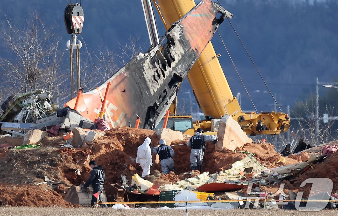 제주항공 여객기 참사 7일째인 4일 오후 전남 무안국제공항 참사 현장에서 항공·철도사고 조사위원회&#40;ARAIB&#41; 관계자들이 제주항공 7C2216편의 엔진이 파묻혀있던 로컬라이저&#40;방위각시설&#41; 둔덕을 살펴보고 있다. 2025.1.4/뉴스1 ⓒ News1 김진환 기자