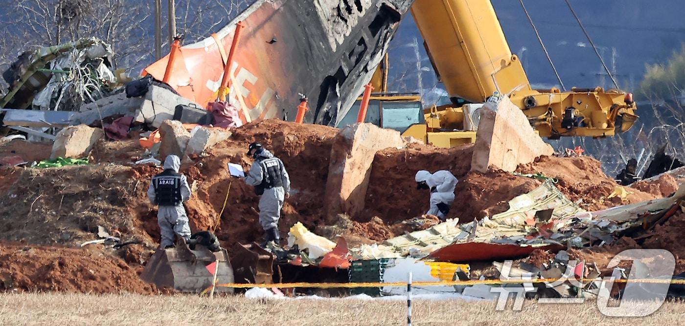 제주항공 여객기 참사 7일째인 4일 오후 전남 무안국제공항 참사 현장에서 항공·철도사고 조사위원회&#40;ARAIB&#41; 관계자들이 제주항공 7C2216편의 엔진이 파묻혀있던 로컬라이저&#40;방위각시설&#41; 둔덕을 살펴보고 있다. 2025.1.4/뉴스1 ⓒ News1 김진환 기자