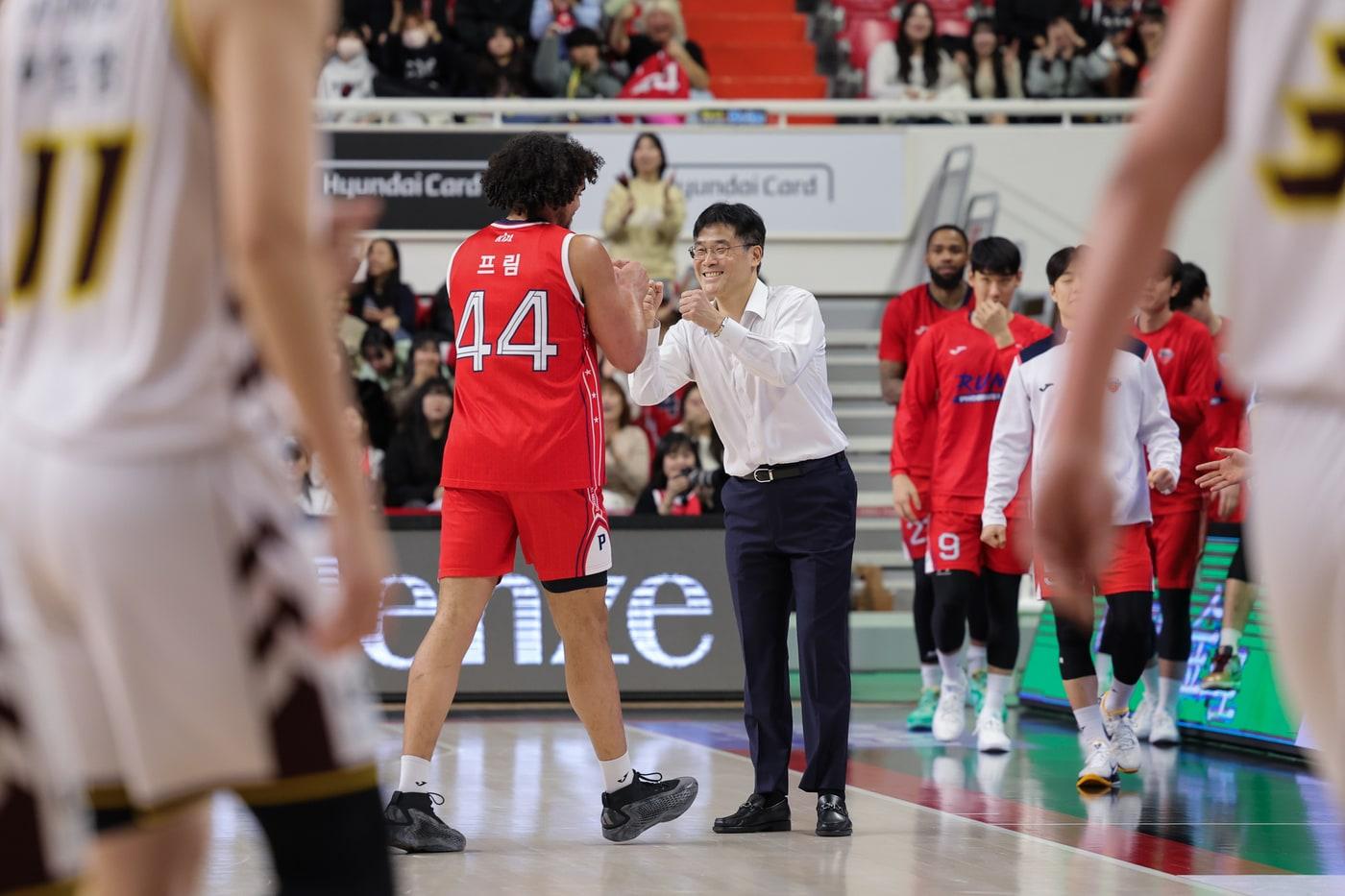 울산 현대모비스의 조동현 감독&#40;오른쪽&#41;과 게이지 프림. &#40;KBL 제공&#41;