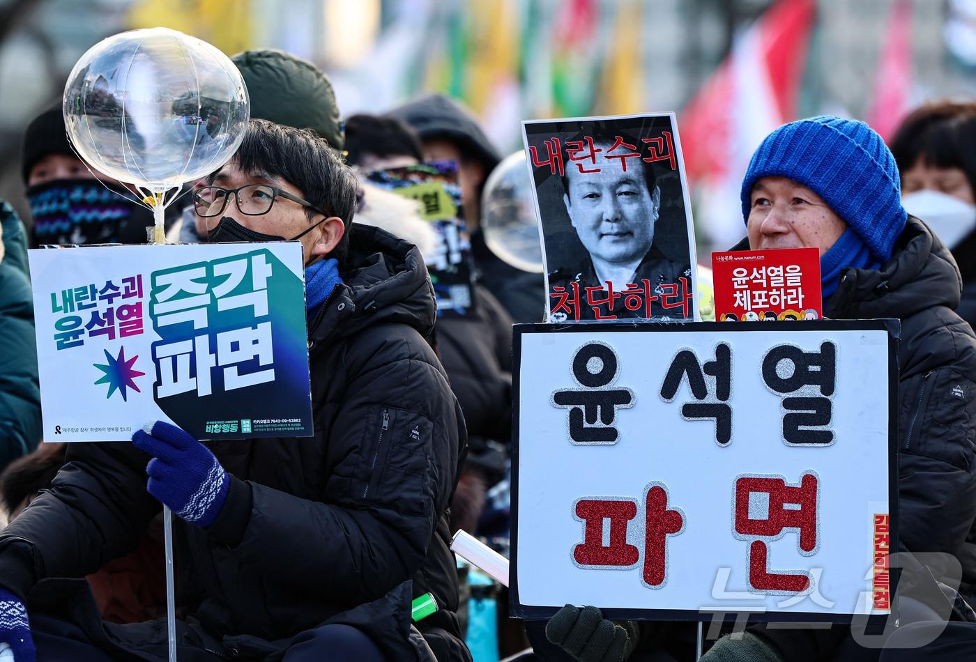 4일 오후 서울 광화문 일대에서 열린 ‘윤석열 즉각퇴진-사회대개혁 비상행동 범시민대행진’에서 참가자들이 윤 대통령의 파면 등을 촉구하며 구호를 외치고 있다. 2025.1.4/뉴스1 ⓒ News1 김도우 기자