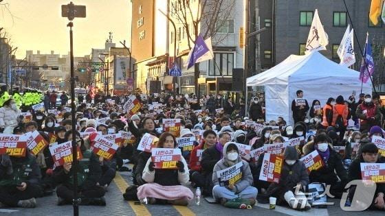 4일 오후 4시 전북자치도 전주시에서 ‘윤석열 퇴진 비상 촛불집회’가 개최됐다./뉴스1 신준수 기