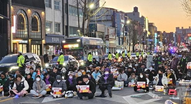 4일 오후 4시 전북자치도 전주시 객사 앞에서 ‘윤석열 퇴진 비상 촛불집회’가 개최됐다./뉴스1 신준수 기