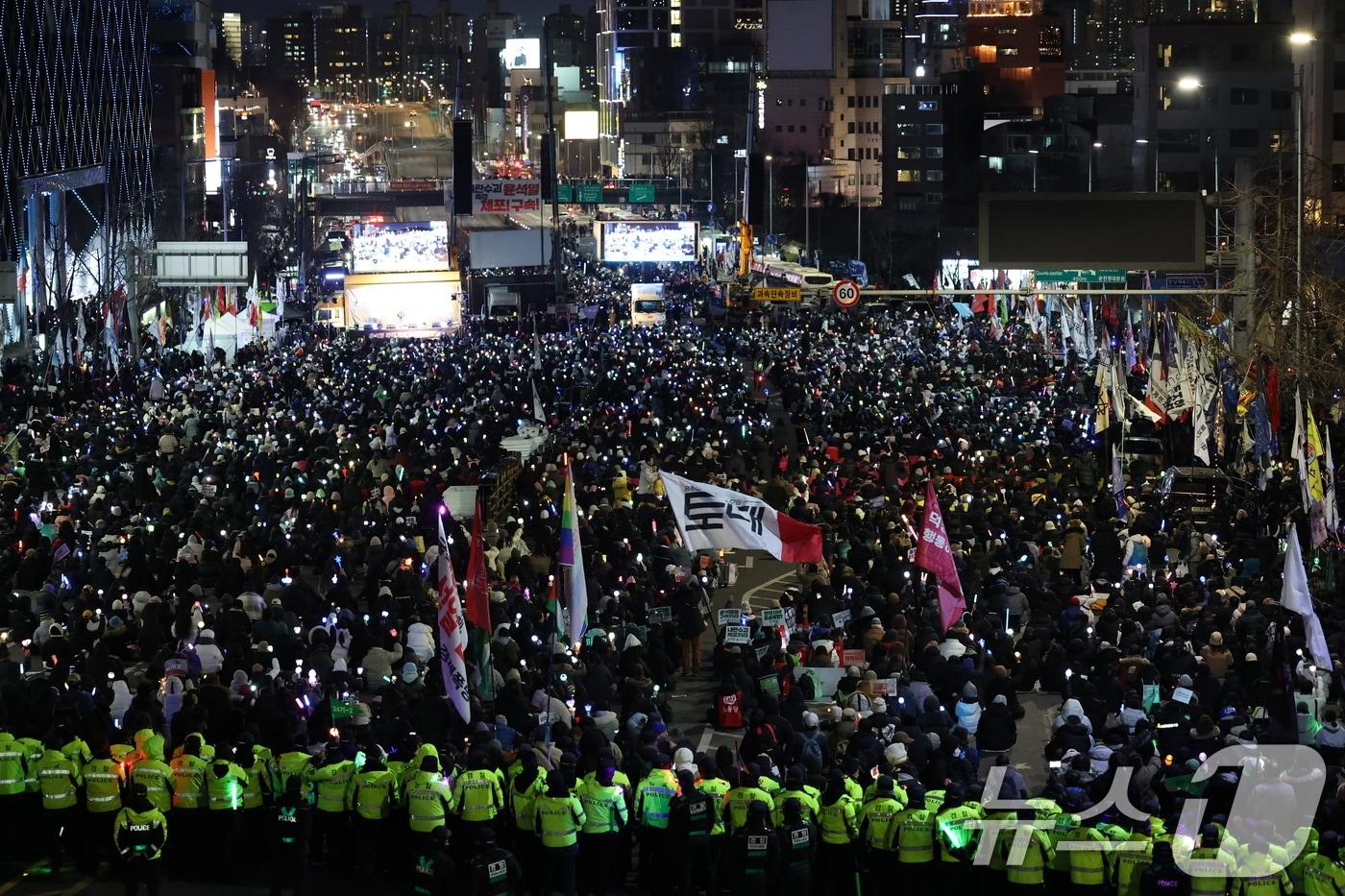 4일 서울 용산구 한남동 대통령 관저 인근 도로가 윤석열 대통령 탄핵 찬반 집회로 인해 교통통제되고 있다. 2025.1.4/뉴스1 ⓒ News1 임세영 기자