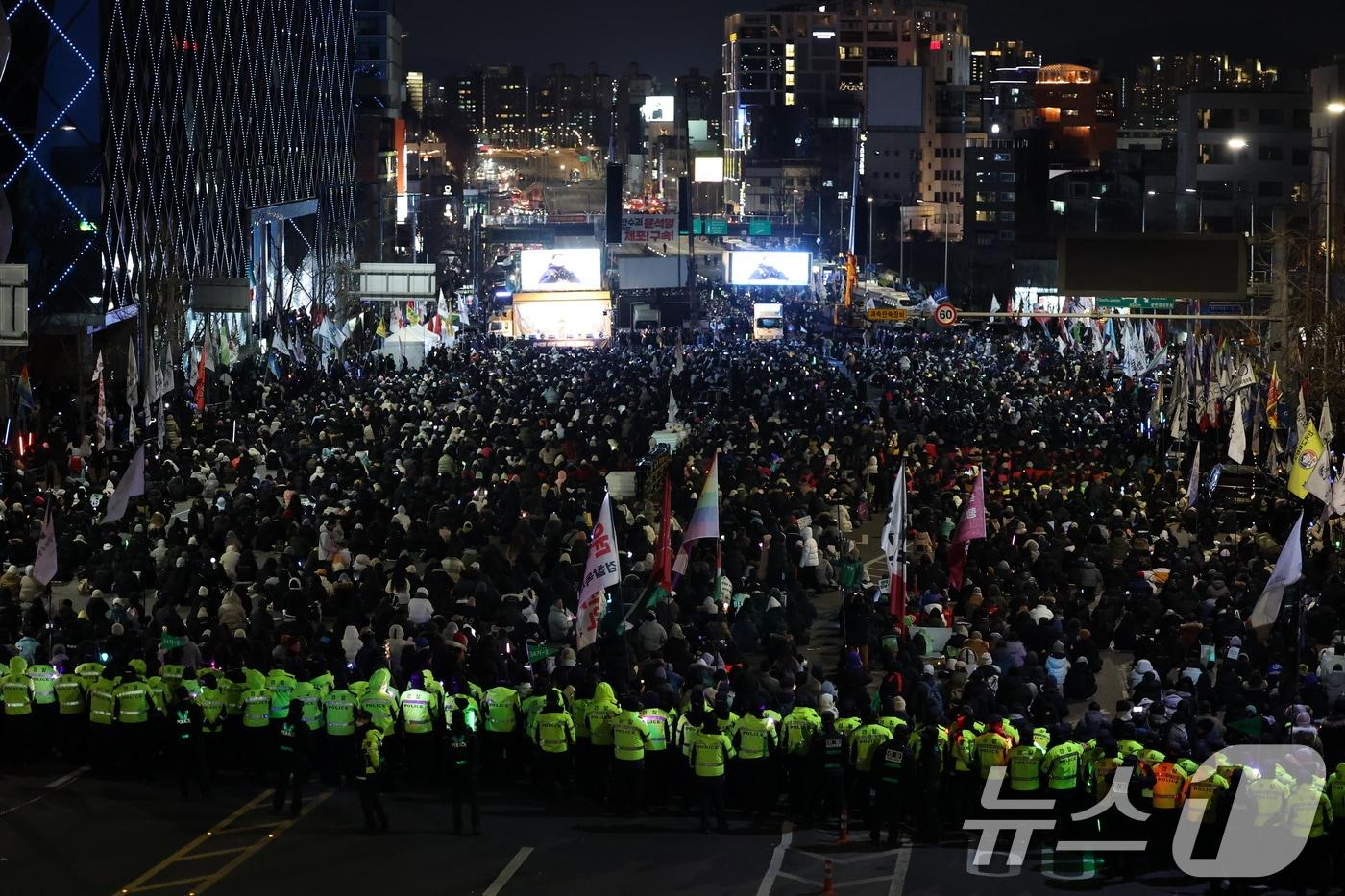 서울 용산구 한남동 대통령 관저 인근 도로가 윤석열 대통령 탄핵 찬반 집회로 인해 교통통제되고 있다. 2025.1.4/뉴스1 ⓒ News1 임세영 기자