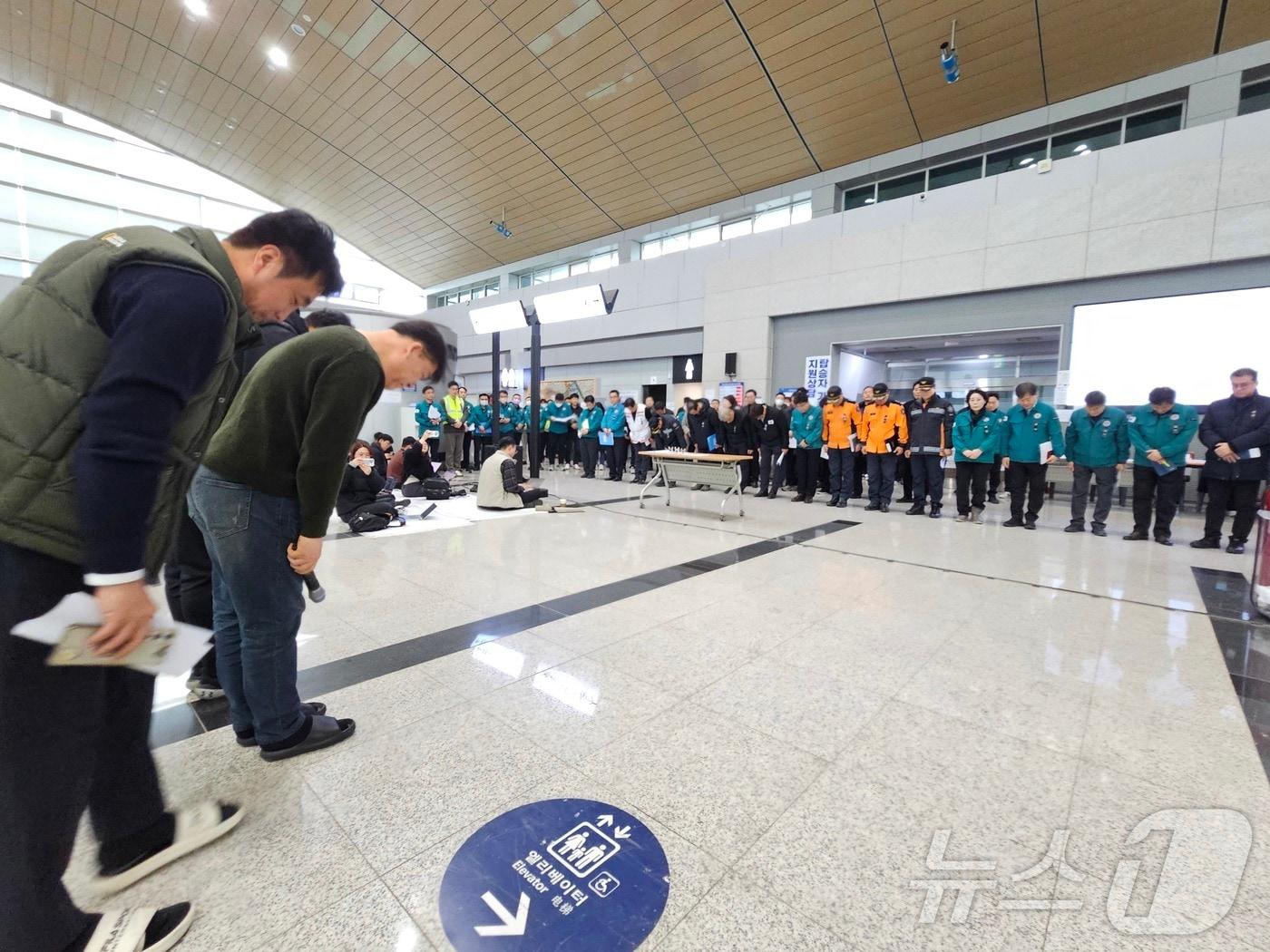 제주항공 참사 희생자 대표 박한신씨가 5일 오전 9시 30분 무안국제공항에서 열린 정부합동 브리핑에서 수습당국에 감사 인사를 하고 있다.2025.1.5./뉴스1 ⓒ News1 서충섭 기자