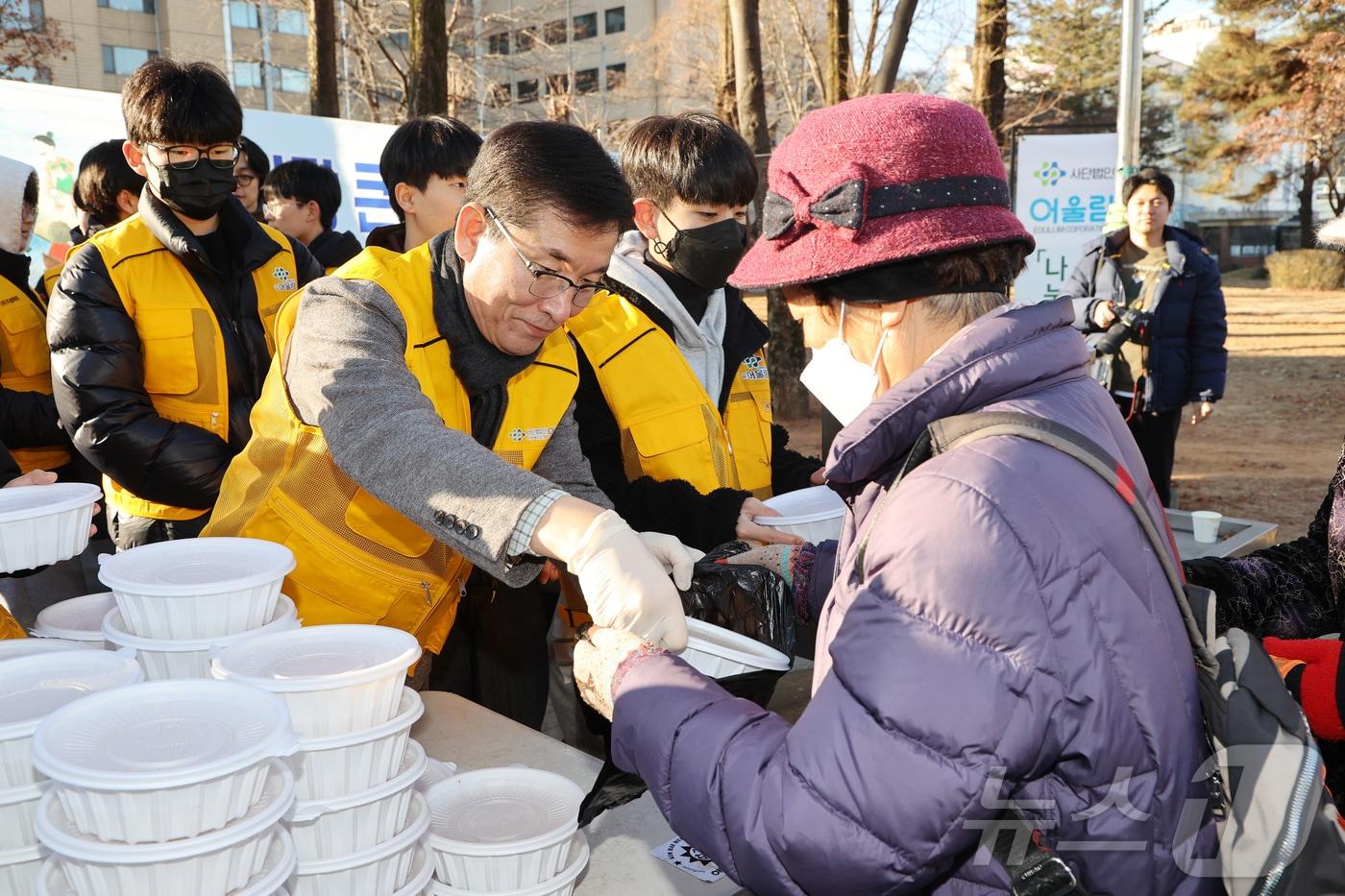 윤건영 충북교육감이 지난 4일 청주 상당공원에서 &#40;사&#41;어울림의 급식나눔 봉사활동에 참여해 배식을 하고 있다.&#40;충북교육청 제공&#41;/뉴스1