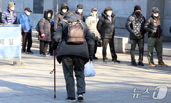 서울 종로구 탑골공원에서 노인들이 이동을 하고 있다./뉴스1 김명섭 기자