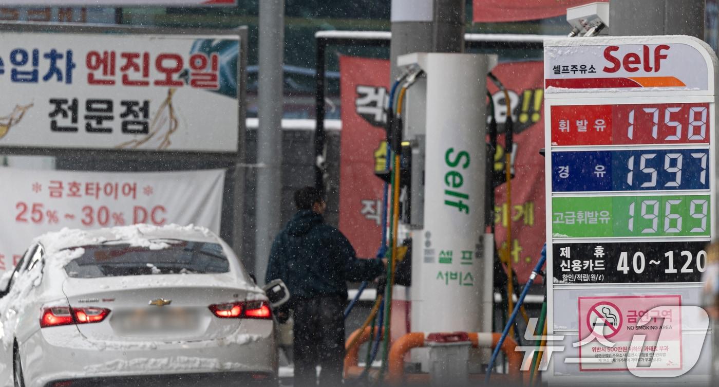 5일 서울 시내의 한 주유소에 유가가 표시돼 있다. 2025.1.5/뉴스1 ⓒ News1 이승배 기자