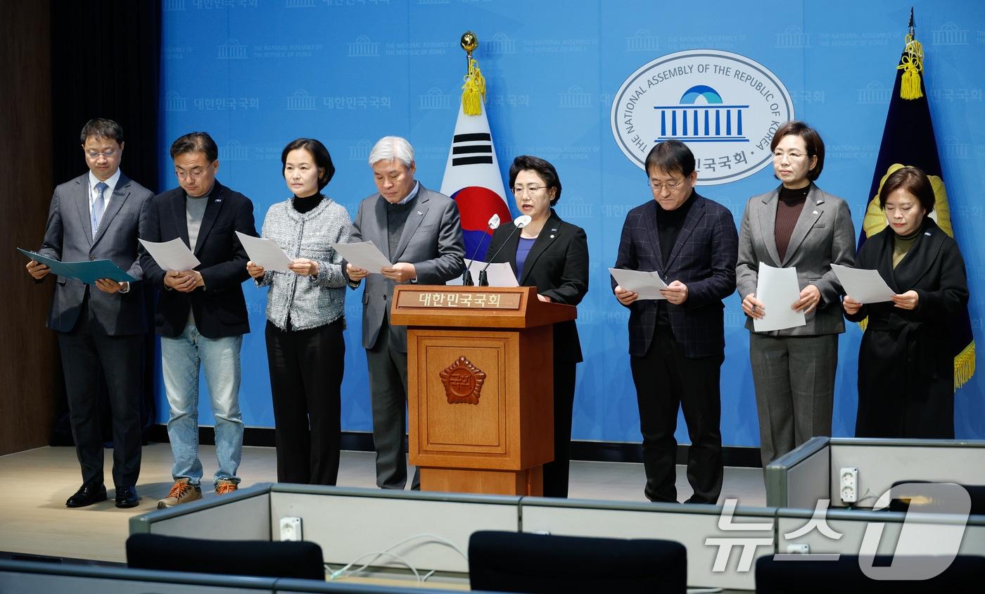 김선민 조국혁신당 대표 권한대행과 의원들이 5일 서울 여의도 국회 소통관에서 &#39;국민의힘 정당해산심판청구 촉구 법무부 진정 관련 기자회견&#39;을 하고 있다. 2025.1.5/뉴스1 ⓒ News1 안은나 기자