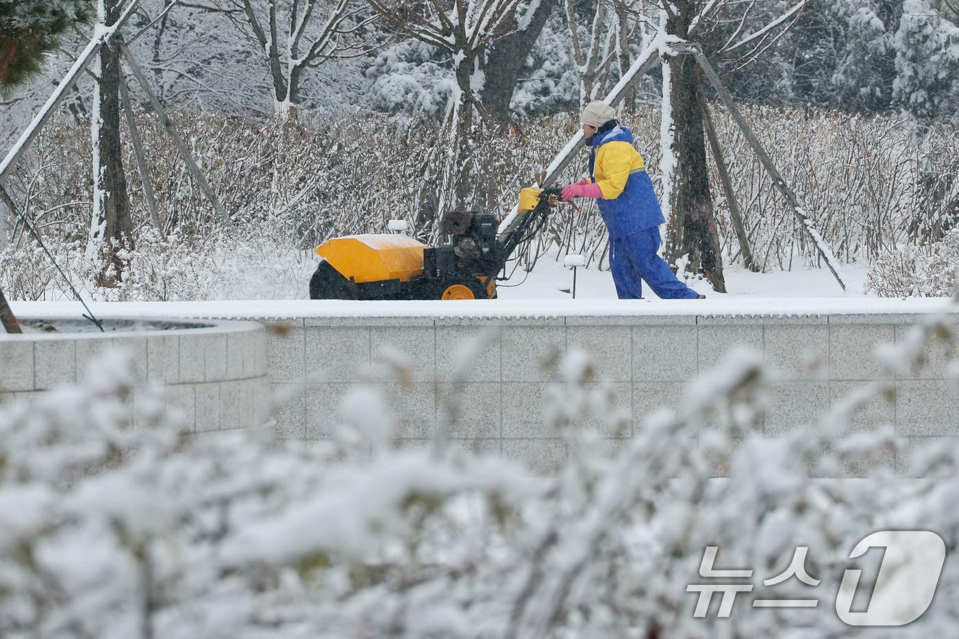 서울 여의도 국회 소통관 앞에서 관계자가 제설작업을 하고 있다. 2025.1.5/뉴스1 ⓒ News1 안은나 기자