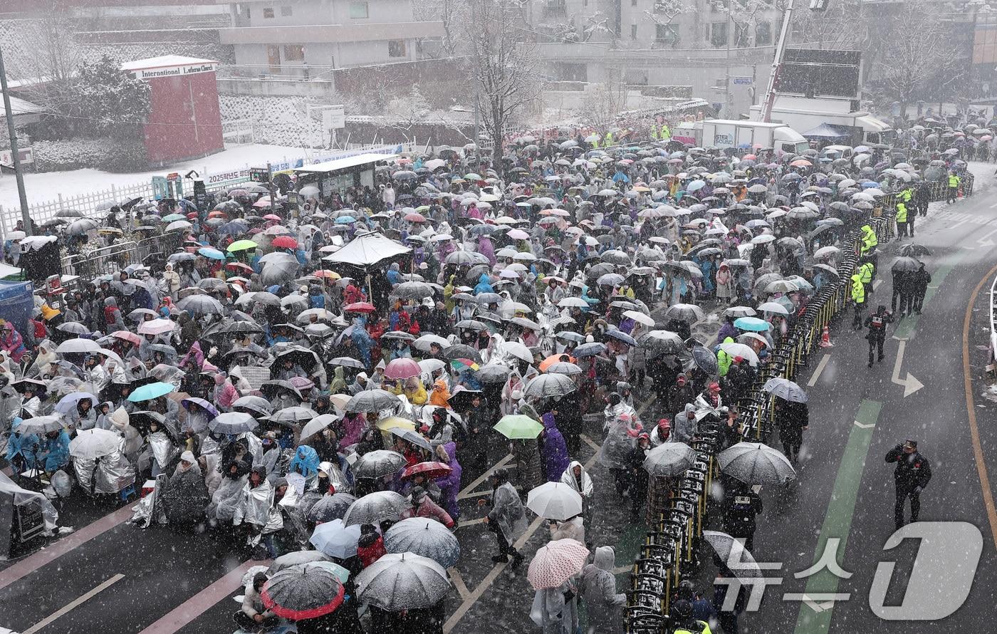 5일 서울 용산구 대통령 관저 인근에서 사랑제일교회 주최로 열린 전국 주일 연합 예배에서 참가자들이 윤석열 대통령 탄핵 기각을 촉구하고 있다. 2025.1.5/뉴스1 ⓒ News1 김성진 기자