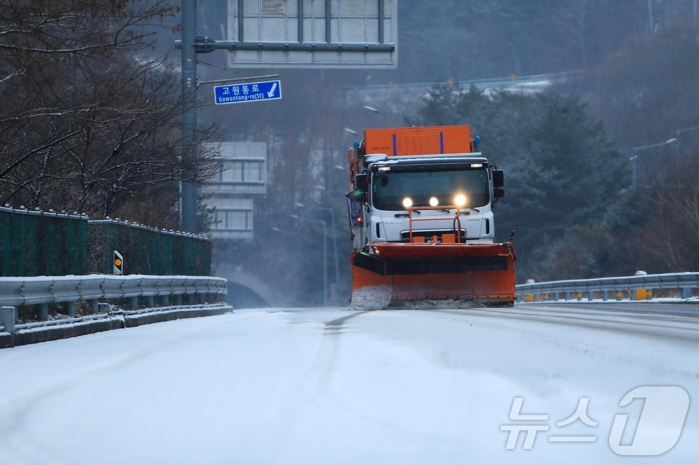 5일 강원 산간과 내륙에 내린 눈으로 통제된 고성과 인제를 잇는 미시령 옛길 일대에 제설차량이 투입돼 제설작업을 하고 있다.&#40;인제군 제공&#41; 2025.1.5/뉴스1 