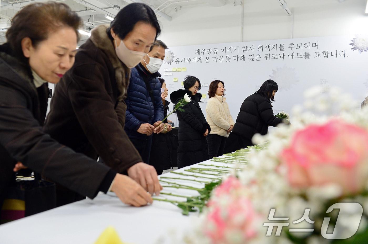 무안 제주항공 여객기 참사 8일째인 5일 광주 동구 전일빌딩245에 마련된 희생자 합동 분향소에 추모 발걸음이 이어지고 있다. 2024.1.5/뉴스1 ⓒ News1 이승현 기자