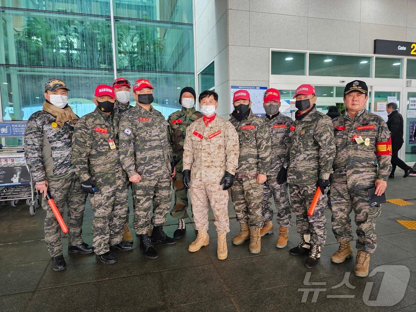 제주항공 참사 피해자들을 도우려 지난 31일부터 무안국제공항에서 현장 교통 정리를 도맡아 온 해병대 전우회 전남연합회 회원들.2025.1.5./뉴스1 ⓒ News1 서충섭 기자