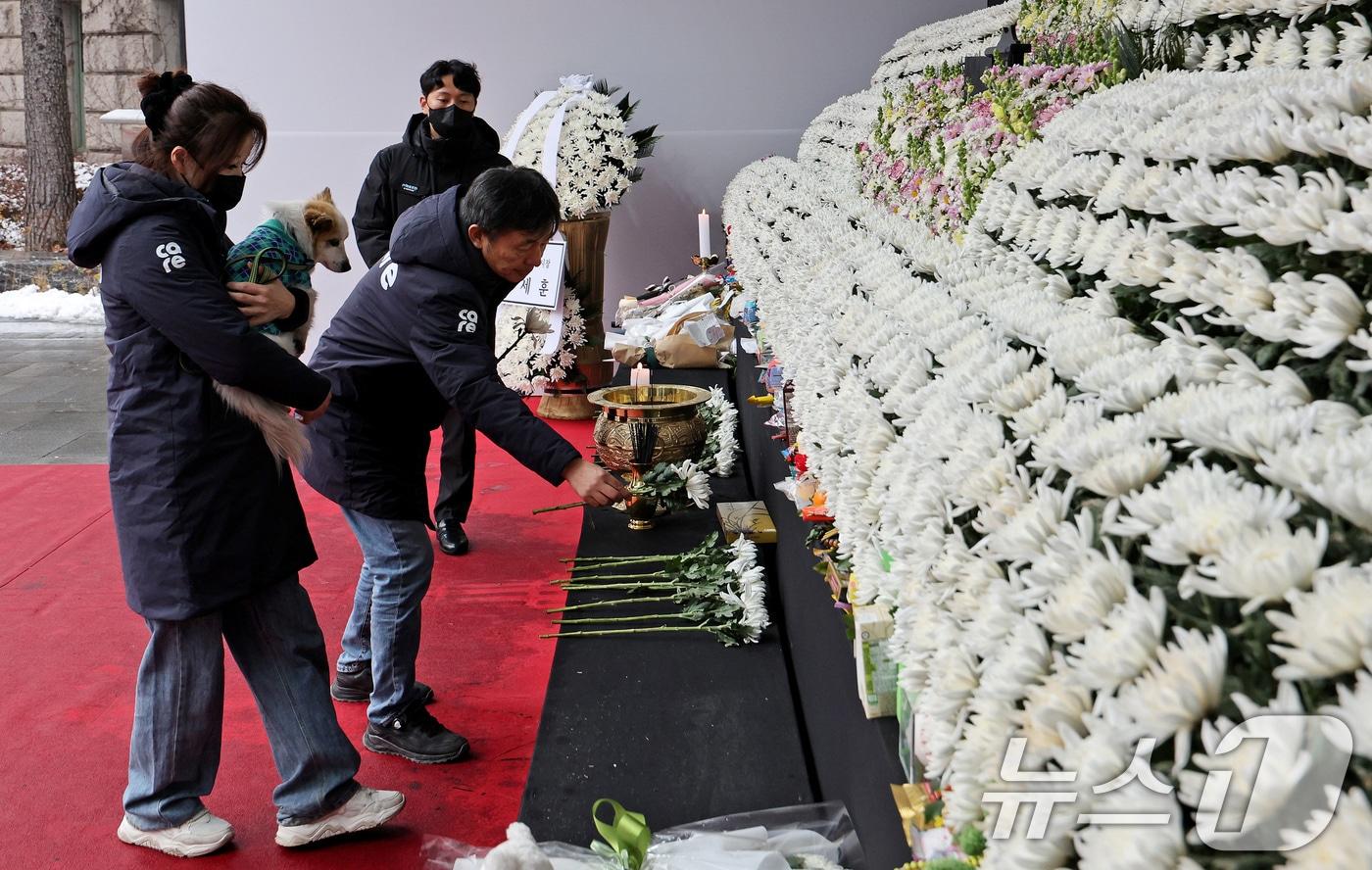 무안국제공항 제주항공 여객기 참사로 가족을 잃은 반려견 &#39;푸딩이&#39;가 5일 오후 서울시청에 마련된 합동분향소에 동물권 보호단체 회원들과 함께 방문하고 있다. 2025.1.5/뉴스1 ⓒ News1 장수영 기자