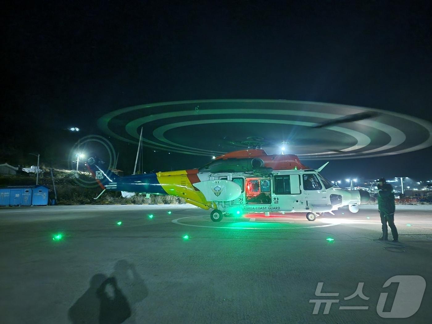  제주해양경찰청에 배치된 &#39;흰수리 4호&#39;가 공식 취항 후 첫 환자이송 임무를 수행했다./뉴스1