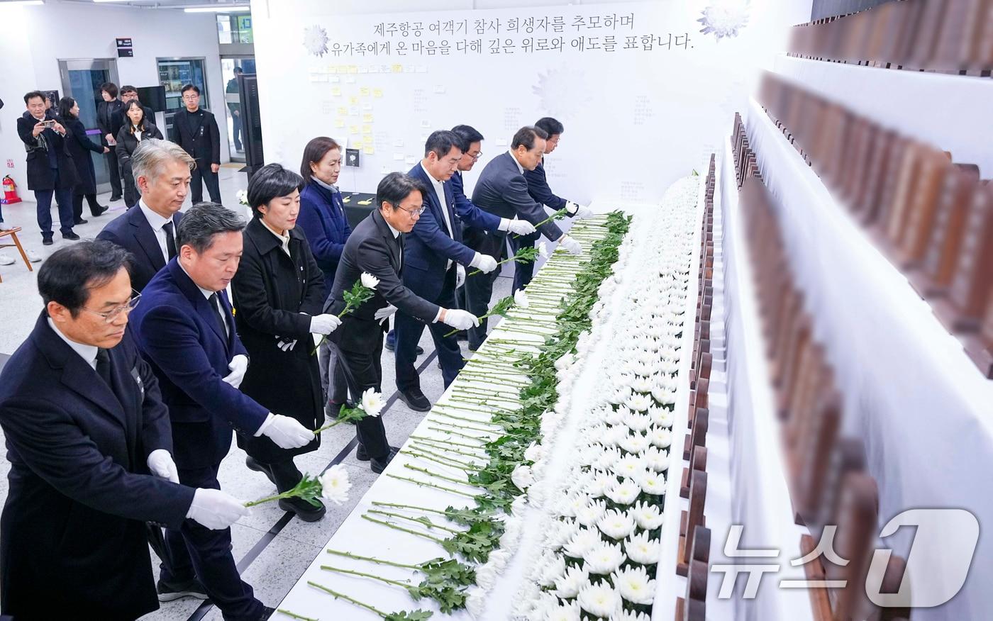 강기정 광주시장이 5일 오후 동구 전일빌딩245 1층으로 이전한 &#39;제주항공 여객기 참사 희생자 합동분향소&#39;를 찾아 신수정 광주시의회 의장, 이정선 광주시교육감, 5개 구청장 등과 합동 참배를 하고 있다.&#40;광주시 제공&#41;2025.1.5/뉴스1 