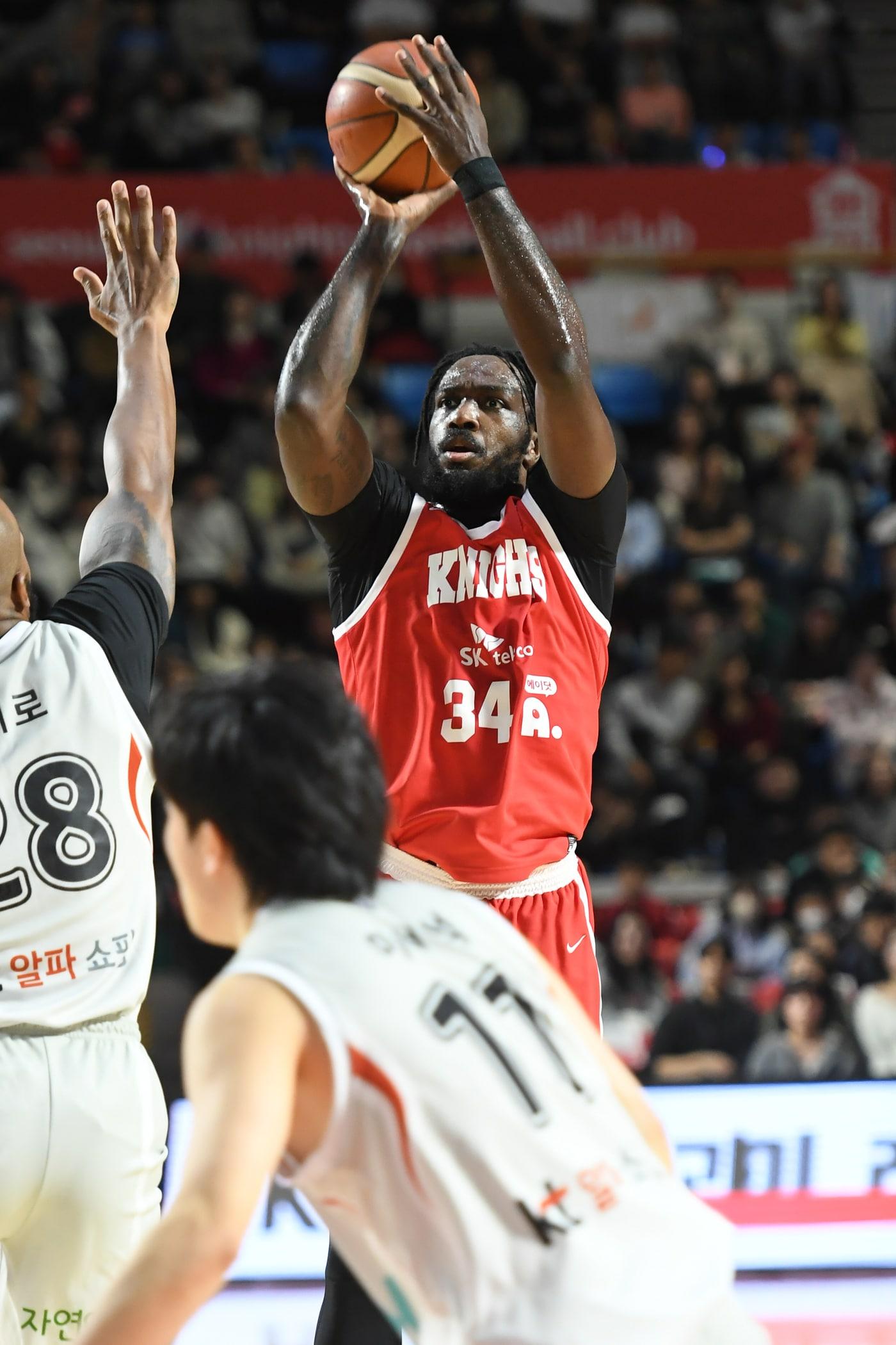 서울 SK 자밀 워니가 5일 수원 KT와 경기에서 슛을 쏘고 있다.&#40;KBL 제공&#41;