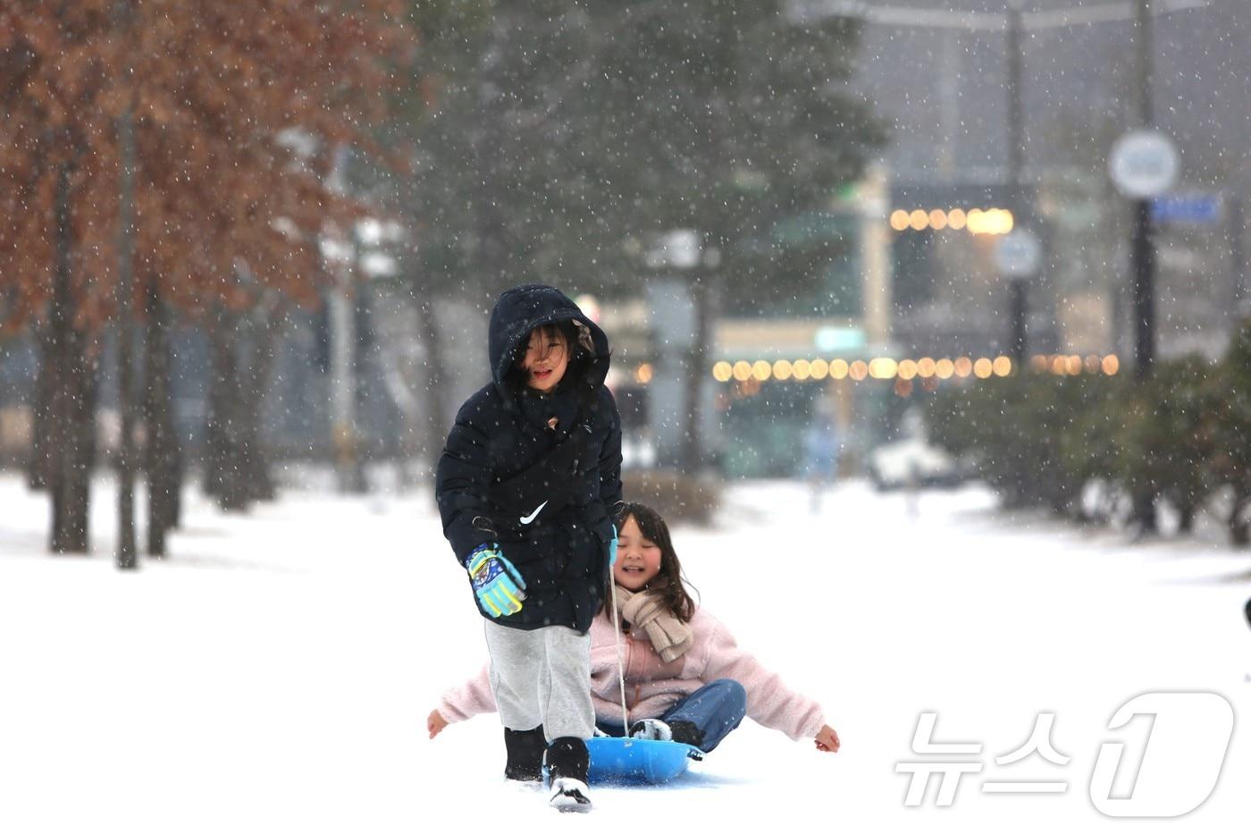 5일 오후 우리나라에서 가장 오래된 것으로 알려진 충북 제천시 의림지에서 아이들이 뛰어놀고 있다. 2025.1.5/뉴스1 손도언 기자 