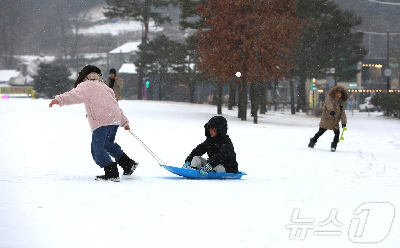  5일 오후 우리나라에서 가장 오래된 것으로 알려진 충북 제천시 의림지에서 아이들이 뛰어놀고 있다. 2025.1.5/뉴스1 손도언 기자