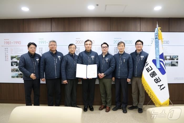 이병진 부산교통공사 사장&#40;오른쪽에서 두번째&#41;과 공사 관계자들이 국무총리 기관표창을 받고 기념 사진을 찍고 있다&#40;공사 제공&#41;