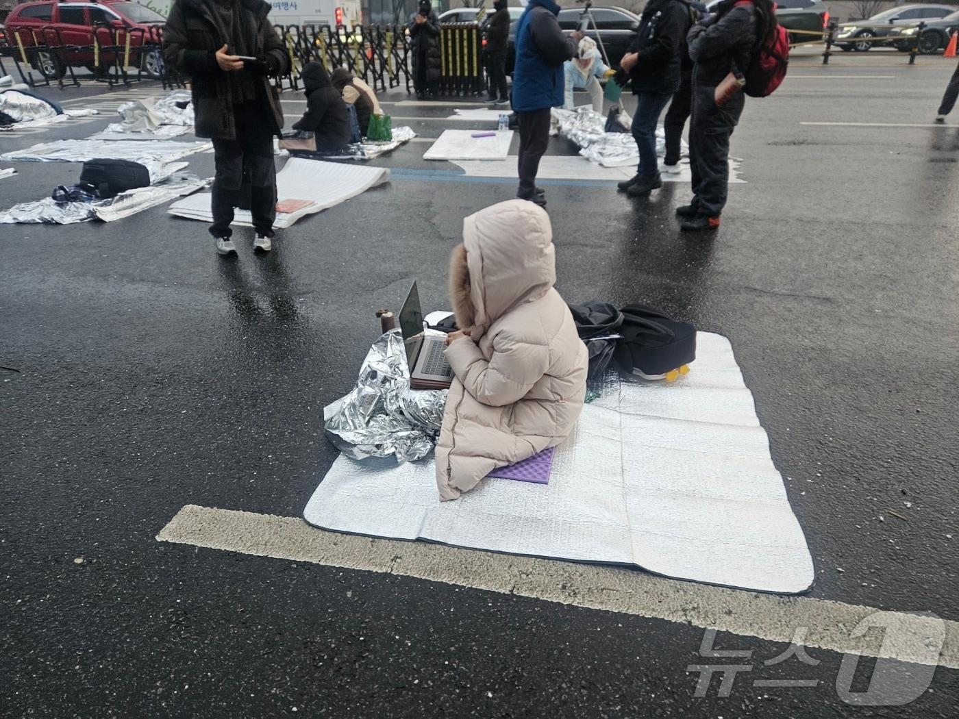 6일 오전 서울 용산구 한남동 관저 앞에서 한 여성이 철야 농성에 참가하고 있다. 2025.01.06 ⓒ 뉴스1 장시온 기자