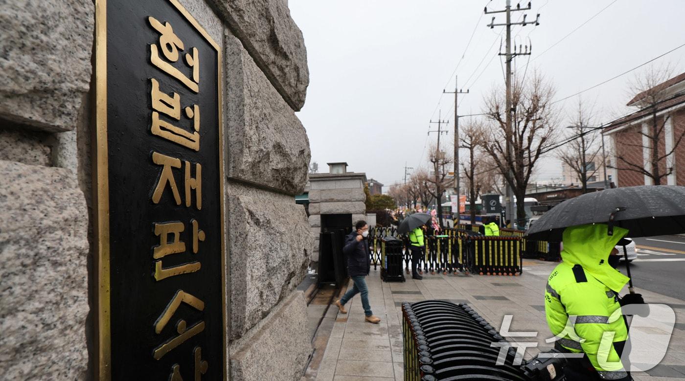 헌법재판소 &#39;8인 체제&#39; 구성 이후 첫 재판관 회의가 열리는 6일 서울 종로구 헌법재판소에 긴장감이 흐르고 있다. 이날 회의에서는 윤 대통령 탄핵 심판은 물론 한덕수 국무총리 탄핵 심판, 권한대행의 헌법재판관 임명권에 대한 헌법소원 등 주요 사건에 대한 진행 상황을 공유하고 대응 방안 등을 논의할 것으로 보인다. 2025.1.6/뉴스1 ⓒ News1 박지혜 기자