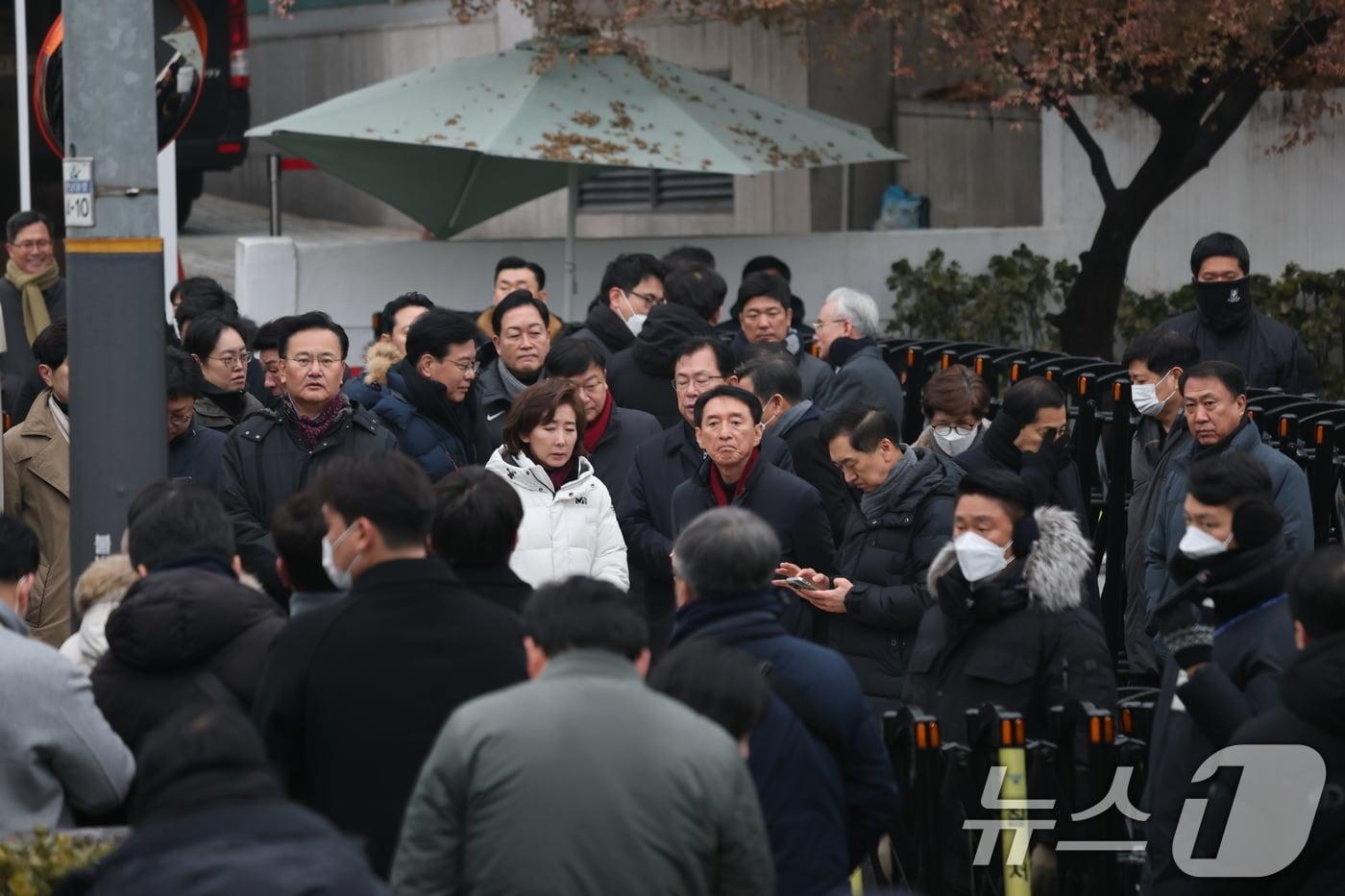 윤석열 대통령 체포영장 유효기간 마지막날인 6일 서울 용산구 윤석열 대통령 관저 앞에 국민의힘 의원들이 집결해 있다. 2025.1.6/뉴스1 ⓒ News1 박세연 기자