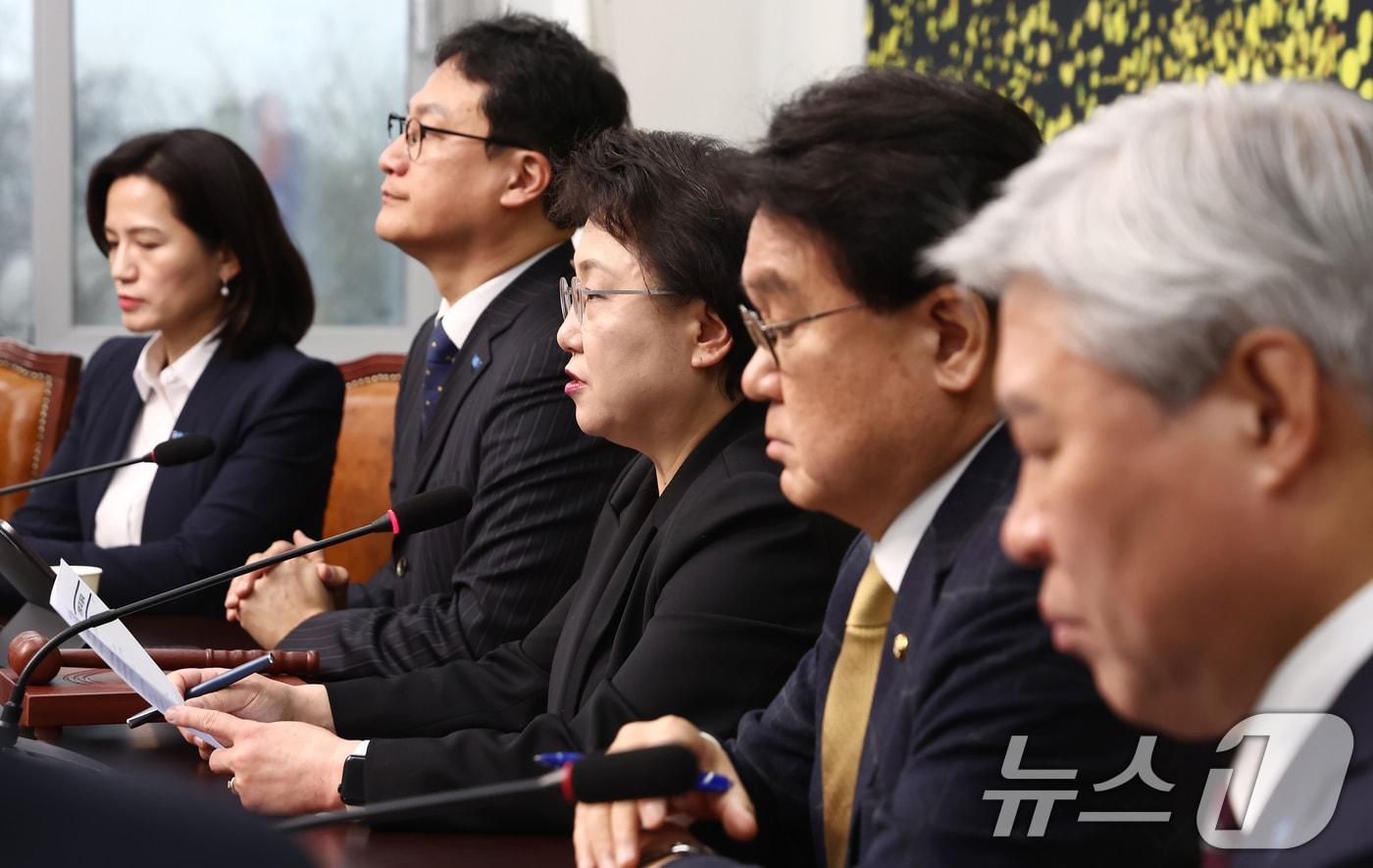 김선민 조국혁신당 당대표 권한대행이 6일 오전 서울 여의도 국회에서 열린 최고위원회의에서 모두 발언을 하고 있다. 2025.1.6/뉴스1 ⓒ News1 김민지 기자