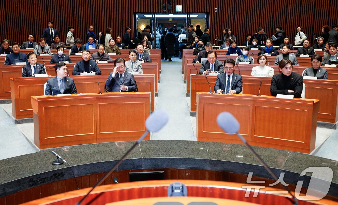 박찬대 더불어민주당 원내대표&#40;앞줄 왼쪽부터&#41;, 이재명 대표, 김민석, 한준호 최고위원이 6일 오전 서울 여의도 국회에서 열린 비상의원총회에 참석하고 있다. 2025.1.6/뉴스1 ⓒ News1 안은나 기자