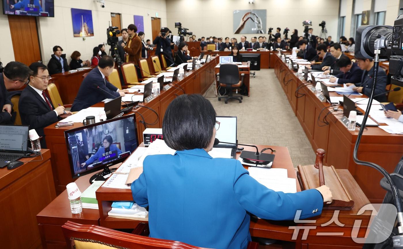 최민희 과학기술정보방송통신위원장이 6일 오전 서울 여의도 국회에서 열린 과학기술정보방송통신위원회 전체회의에서 안건을 상정하며 의사봉을 두드리고 있다. 2025.1.6/뉴스1 ⓒ News1 김민지 기자