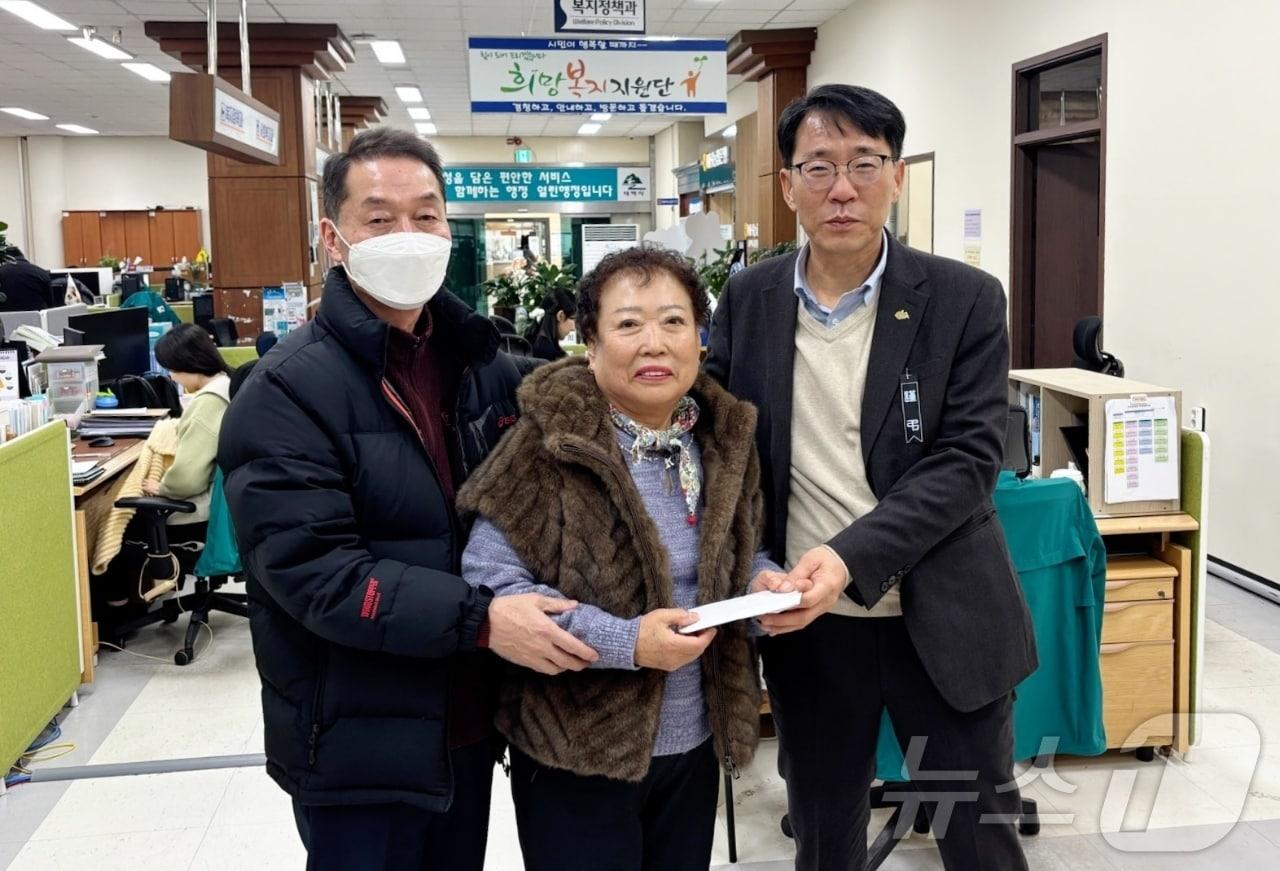 강원 태백시에 거주하는 김원랑 씨&#40;75&#41;가 지난 3일 태백시청을 찾아 전남무안국제공항 제주항공 여객기 참사 피해 유족을 위한 성금 100만 원을 전달했다. &#40;태백시 제공&#41; 2025.1.6/뉴스1