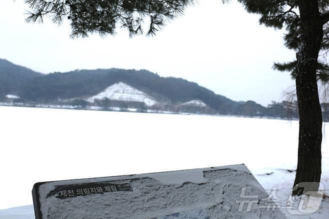 충북 제천 의림지를 하얗게 덮은 눈. 2025.1.5/뉴스1 손도언 기자 