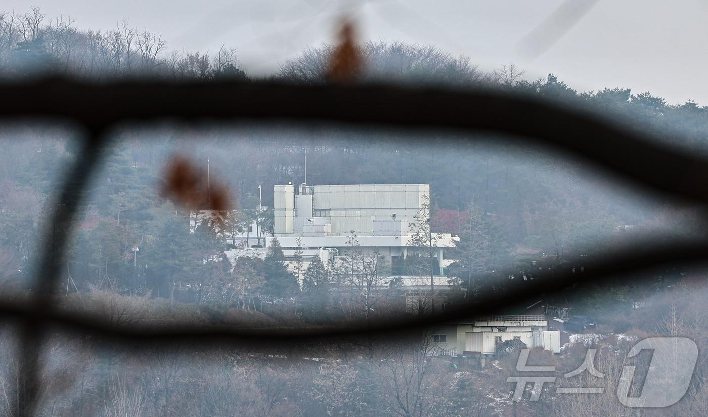 6일 오전 서울 용산구 한남동 대통령 관저가 적막한 모습을 보이고 있다. 고위공직자범죄수사처&#40;공수처&#41;는 이날 내란 우두머리 혐의를 받는 윤 대통령에 대한 체포영장 집행 관련 업무를 경찰에 넘겼다. 2025.1.6/뉴스1 ⓒ News1 김도우 기자