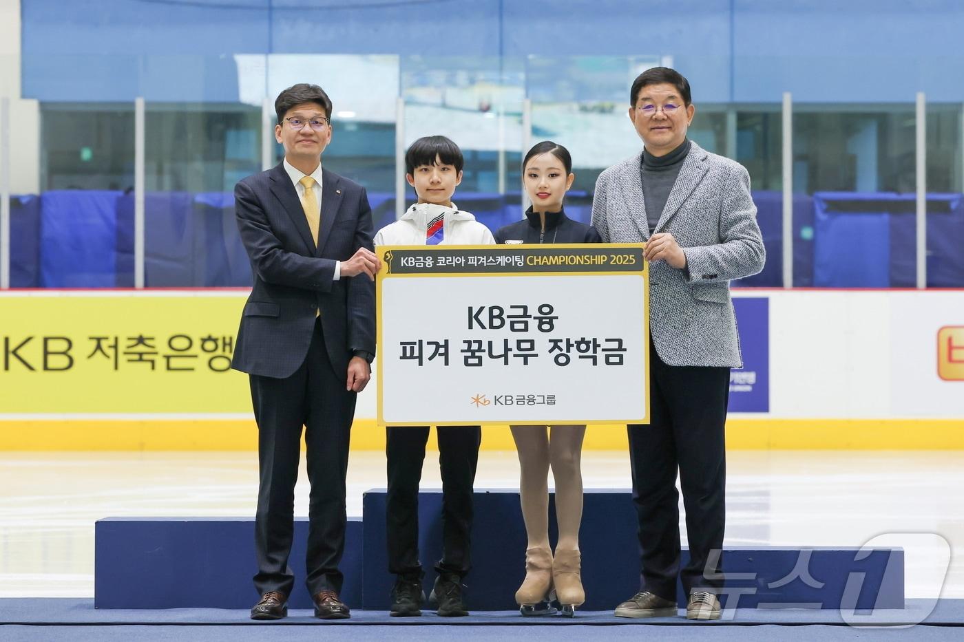 지난 5일 열린 장학금 전달식에서 박지영 KB금융지주 브랜드담당 상무&#40;왼쪽부터&#41;, 최하빈 선수&#40;솔샘중&#41;, 고나연 선수&#40;별가람중&#41;, 김홍식 대한빙상경기연맹 회장 직무대행이 기념촬영을 하고 있다.