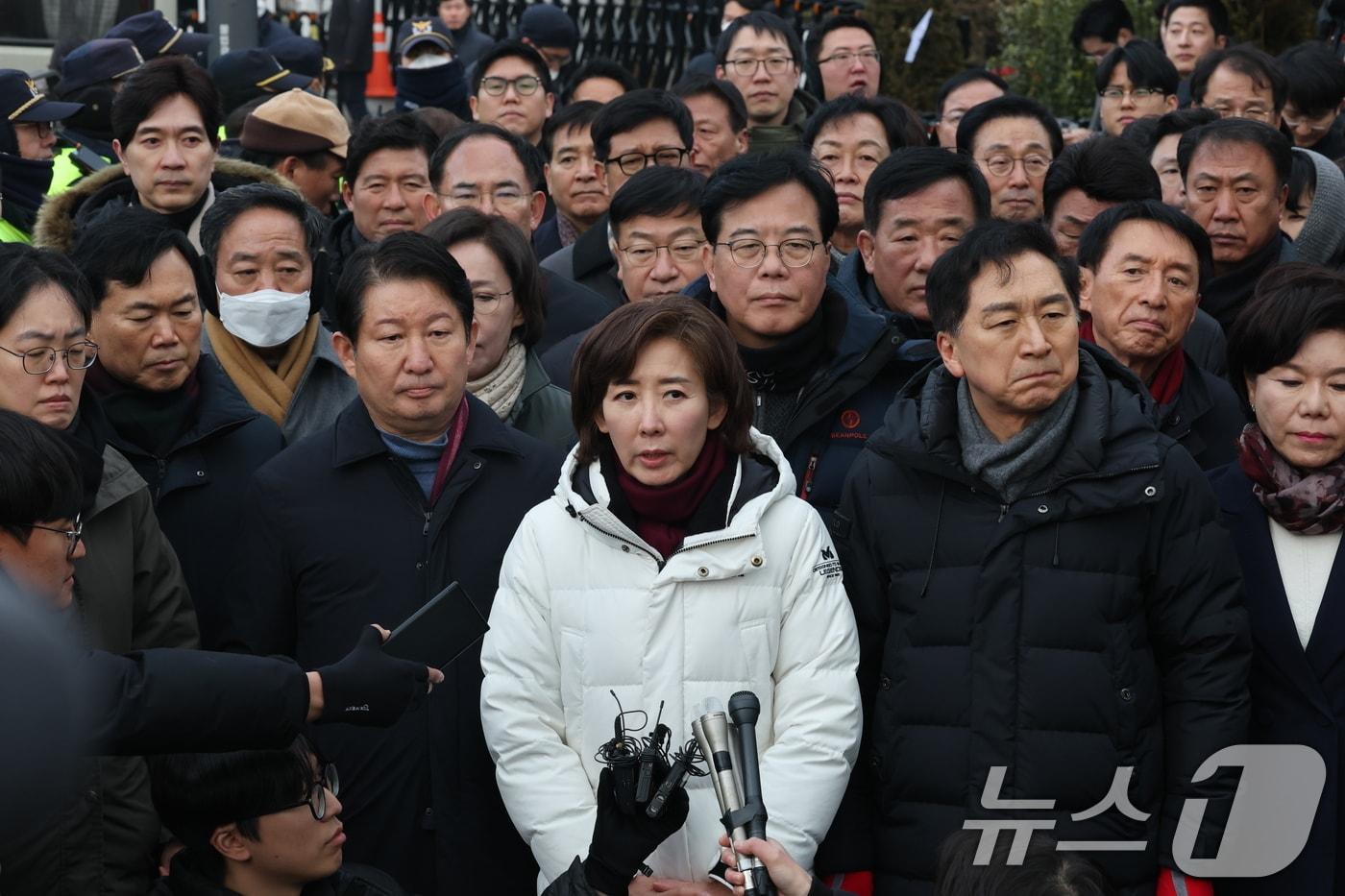 나경원 국민의힘 의원을 비롯한 여당 의원들이 6일 서울 용산구 윤석열 대통령 관저 앞에서 입장을 밝히고 있다. 2025.1.6/뉴스1 ⓒ News1 박세연 기자