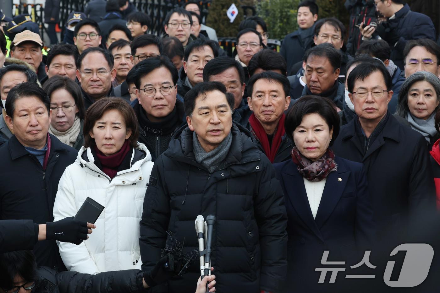 김기현 국민의힘 의원을 비롯한 여당 의원들이 6일 서울 용산구 윤석열 대통령 관저 앞에서 입장을 밝히고 있다. 2025.1.6/뉴스1 ⓒ News1 박세연 기자