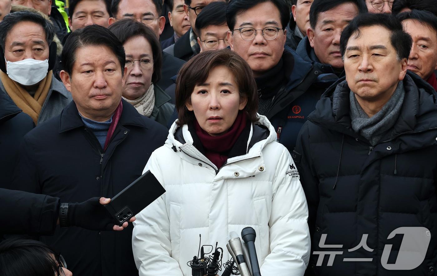 나경원 국민의힘 의원을 비롯한 여당 의원들이 6일 서울 용산구 윤석열 대통령 관저 앞에서 입장을 밝히고 있다.  사진 왼쪽이 권영진 의원. 2025.1.6/뉴스1 ⓒ News1 박세연 기자