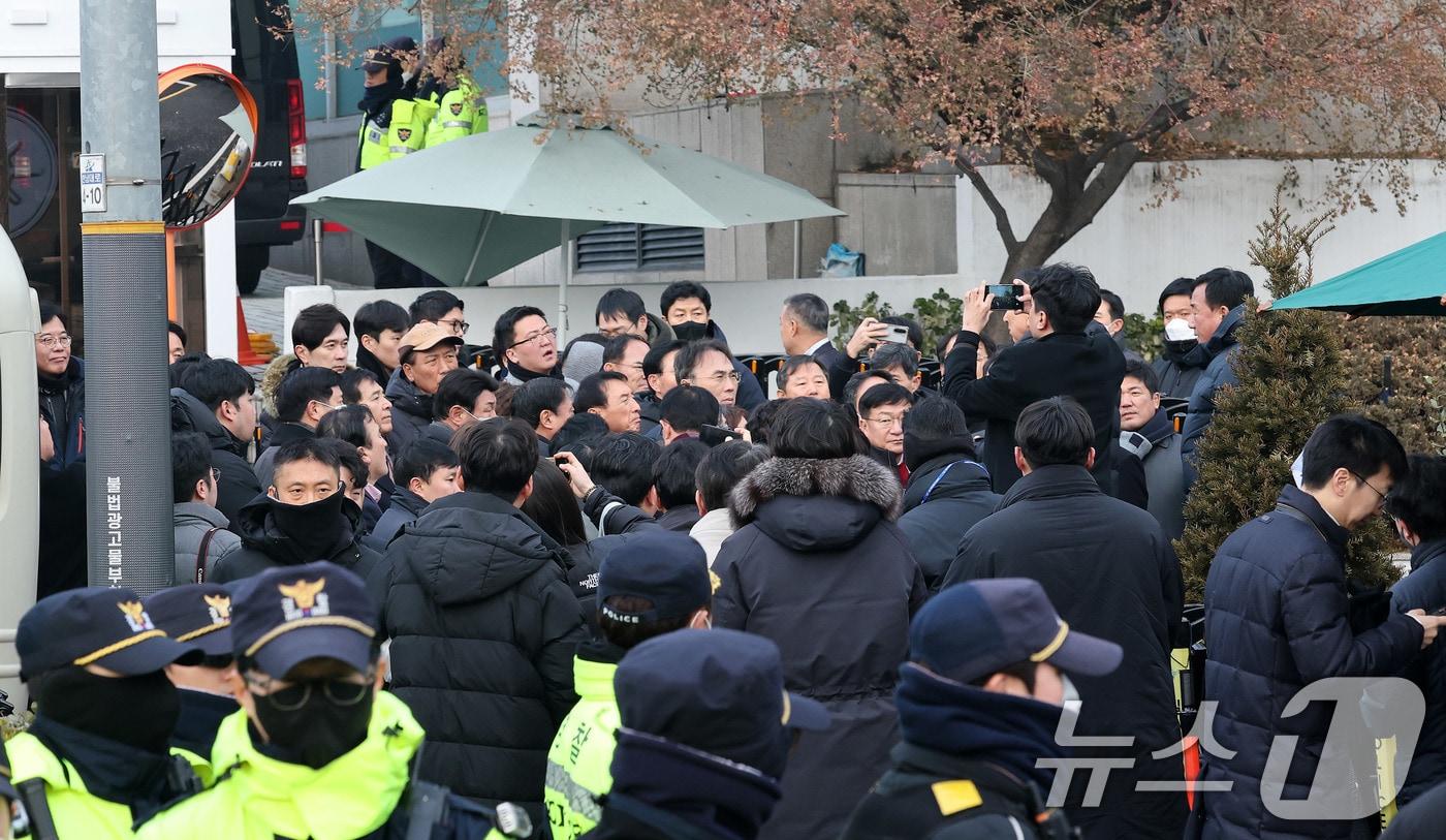 김기현 국민의힘 의원을 비롯한 여당 의원들이 6일 서울 용산구 윤석열 대통령 관저 앞에서 입장을 밝힌 후 사진을 찍고 있다. 2025.1.6/뉴스1 ⓒ News1 박세연 기자