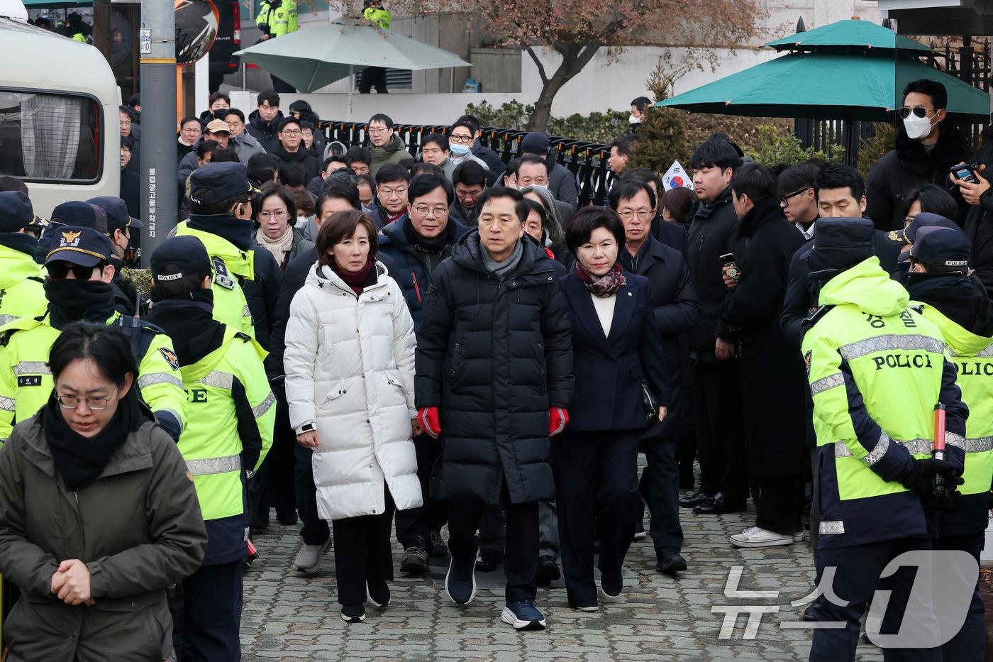 김기현, 나경원 국민의힘 의원을 비롯한 여당 의원들이 6일 서울 용산구 윤석열 대통령 관저 앞에서 입장을 밝히기 위해 이동하고 있다. 2025.1.6/뉴스1 ⓒ News1 박세연 기자